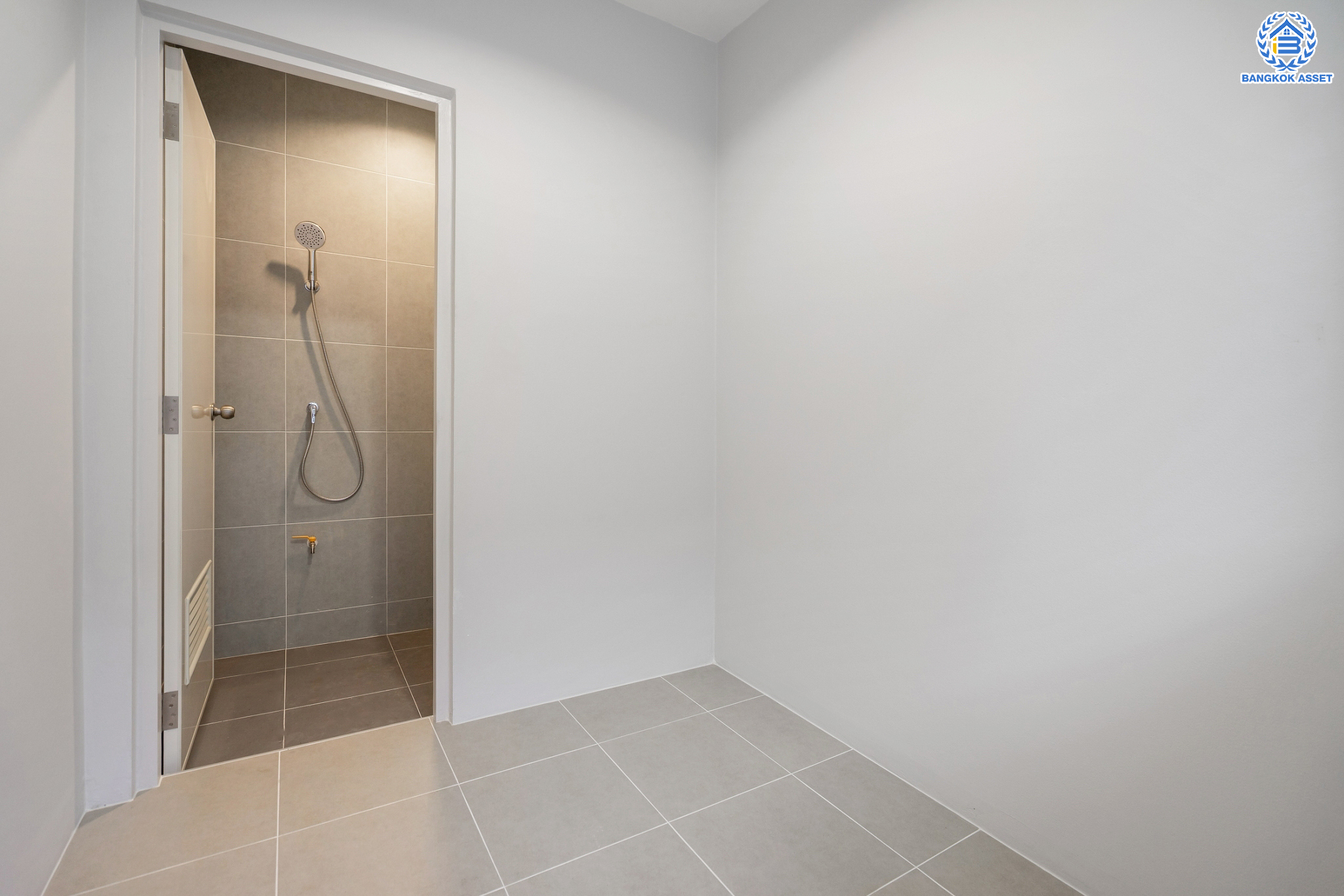 บ้านมือสองตกแต่งใหม่ หลังใหญ่พิเศษ! ม.มัณฑนา ปิ่นเกล้า-กาญจนาภิเษก (ซ.วัดพระเงิน) หลังมุม เนื้อที่ 128.6 ตร.ว. ฟังก์ชันจัดเต็ม 3 ห้องนอน 4 ห้องน้ำ 1 ห้องแม่บ้าน จอดรถได้ถึง 3 คัน เดินทางสะดวกสบาย บนทำเลติดถนนใหญ่ ใกล้เซ็นทรัลเวสต์เกต รถไฟฟ้าสายสีม่วง "สถานีตลาดบางใหญ่" และทางด่วนศรีรัช